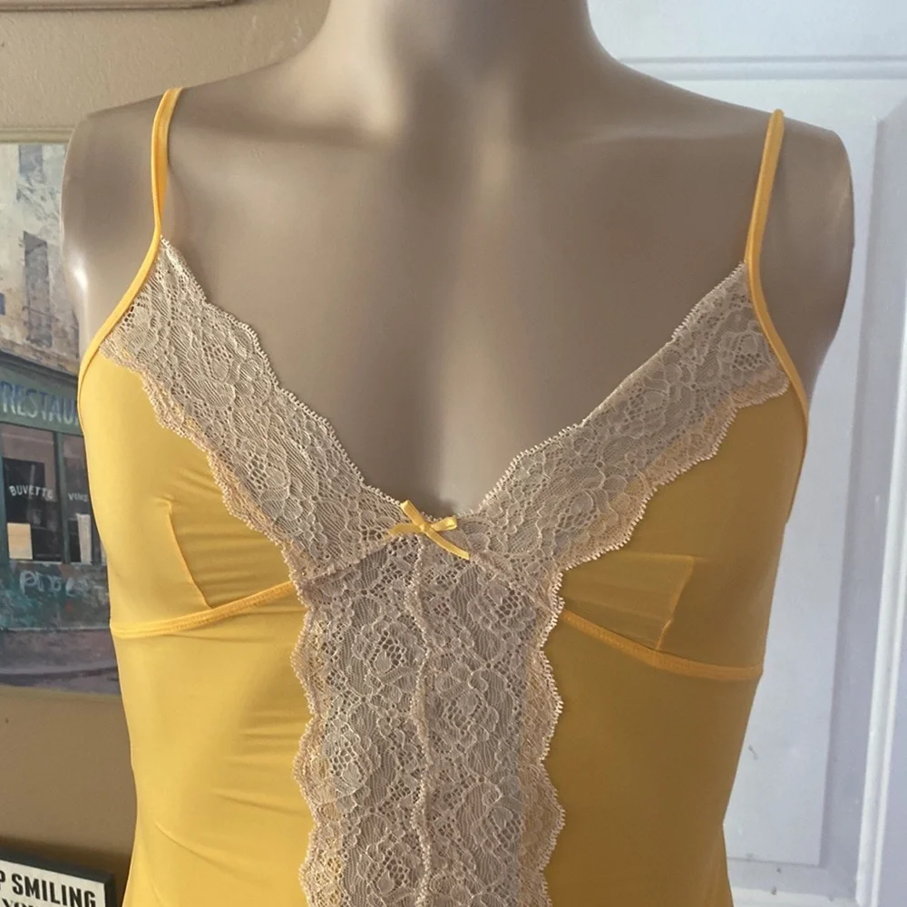 Victoria’s Secret chemise - Picture 2 of 10